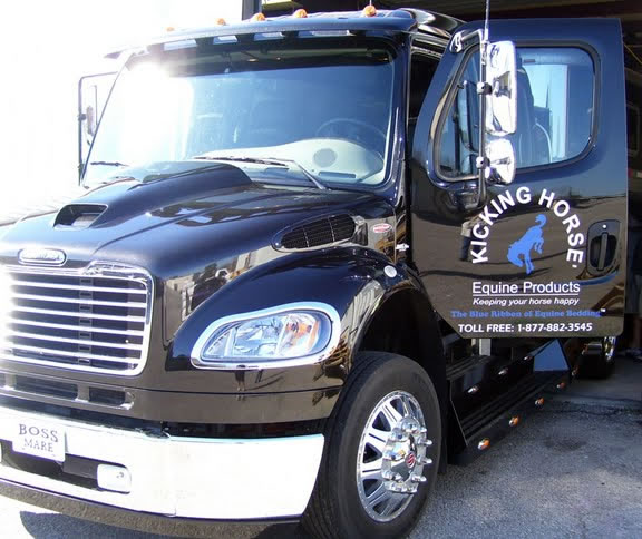 Picture of a commercial box truck with vinyl lettering and graphics
